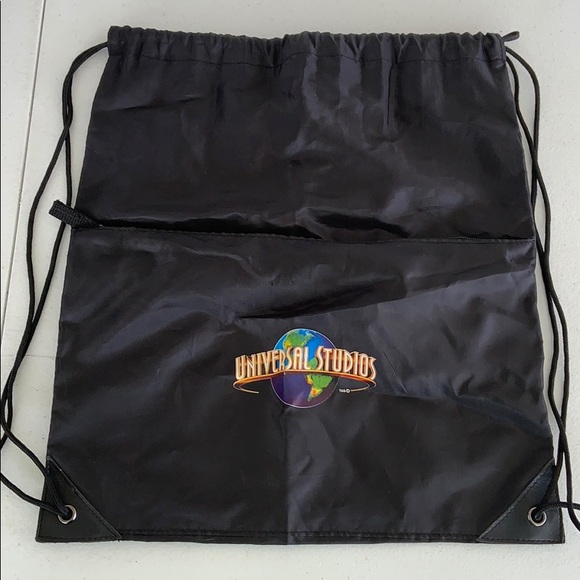 ⭐️3/$20⭐️ Universal Studios black cinch pack - Picture 2 of 4